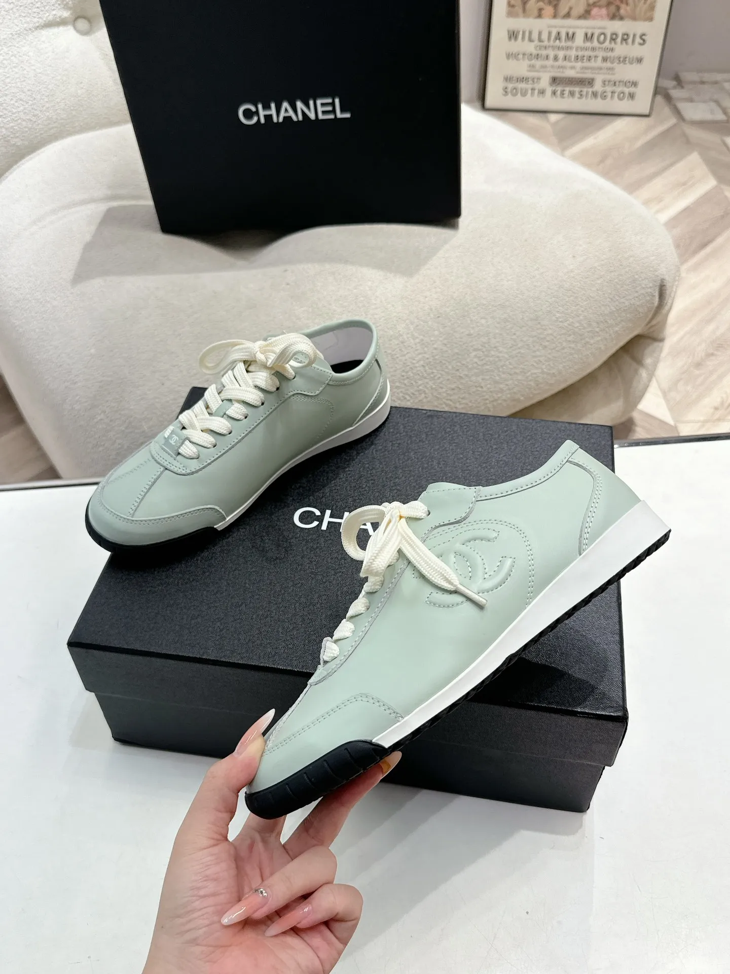 👟👟Ex-factory price 560👟👟 Chanel Grandma 2024 counter top casual sports shoes This classic design; the upper is electro-embroidered with a variety of techniques; the outsole is fashionable and sporty; it is unusual to incorporate a variety of color matching elements... The diversified mix and match is very good-looking and versatile, casual, fashionable, sports and outdoor can be taken into account... ꫛꫀꪝ Go➫ Material: ❶Upper is made of: Original imported high silk cow suede + small fragrance fabric ❷Inner lining: original imported breathable sheepskin lining ❸Outsole based on: original TPU combination outsole Special counter boutique packaging complete set for women 35–41